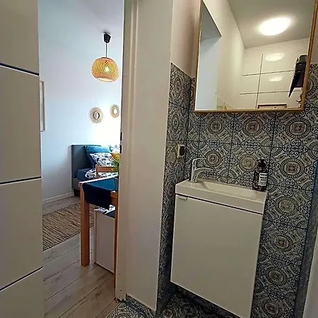 Lemuria Z Lazienka Szkolna Hostel Legnica