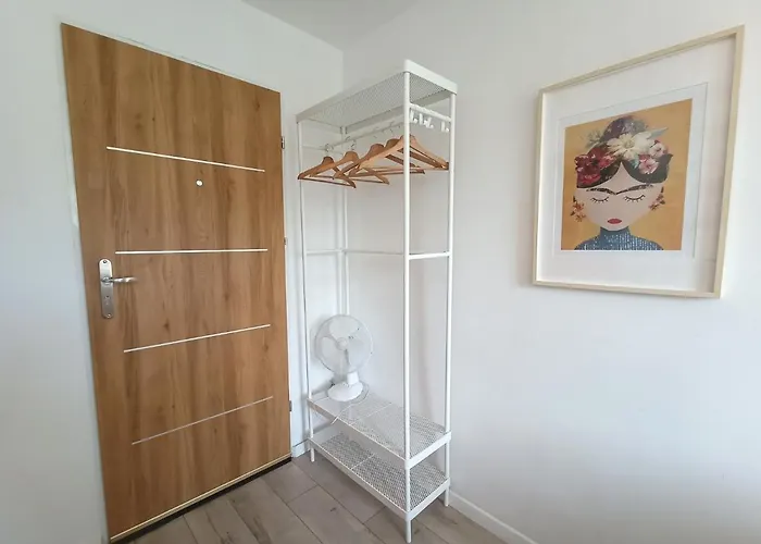 Lemuria Z Lazienka Szkolna Hostel Legnica